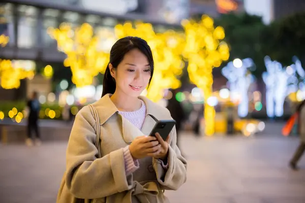 Жінка Тримається Смартфоном Місті Тайбей Увечері — стокове фото