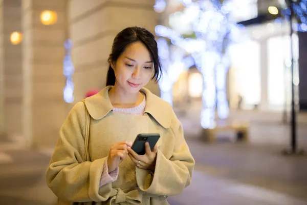 Жінка Тримається Смартфоном Місті Тайбей Вночі — стокове фото