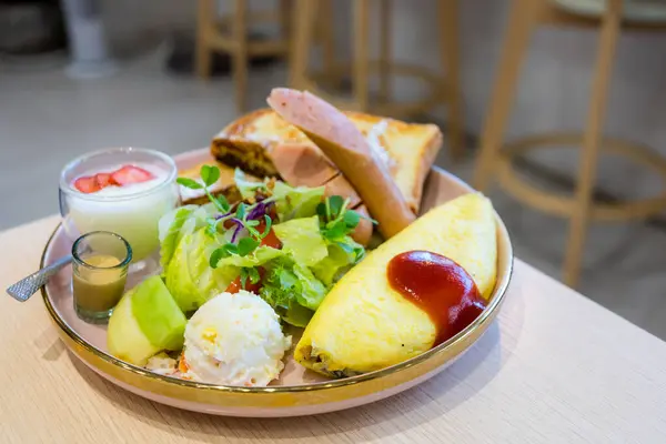 Ganztägiges Frühstück Mit Salat Und Toast — Stockfoto