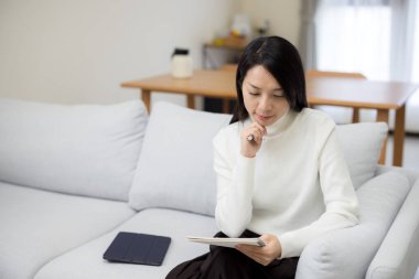 Kadın evdeki deftere bir şeyler yazıyor.