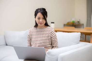 Evde dizüstü bilgisayar üzerinde kadın çalışması