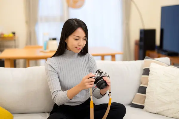 女性自宅でデジタルカメラで写真をチェック — ストック写真