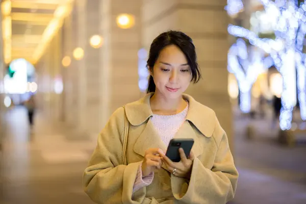 Жінка Тримається Смартфоном Місті Тайбей Вночі — стокове фото