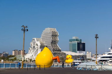 Kaohsiung, Tayvan - 01 Şubat 2024: Tayvan 'daki Kaohsiung Müzik Merkezi' nde plastik ördek