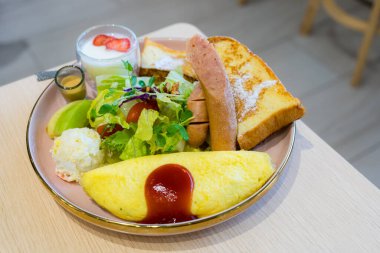 Bütün gün salata ve tostla kahvaltı