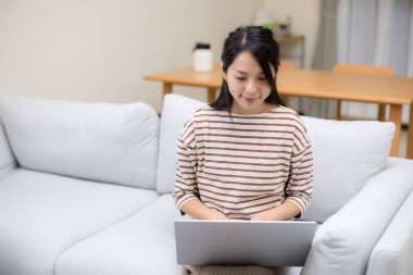 Evde dizüstü bilgisayarda ev işi.