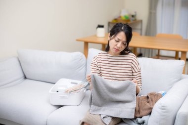 Ev hanımı ev işi yaptığı için çok stresli.