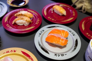 Tayvan - 15 Aralık 2023: Sushiro Japon restoranında Suşi Yemekleri 