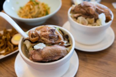 Buharda pişirilmiş tavuk çorbası