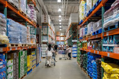 Tayvan - 21 Şubat 2024: Tayvan 'daki Costco mağazasının içi