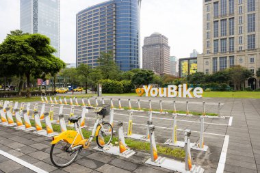 Taipei, Tayvan - 04 Mart 2024: Taipei şehrinde ortak bisiklet parkı