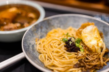 Kızarmış yumurta ve mantarlı baharatlı erişte.