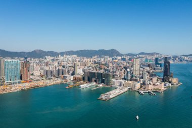 Hong Kong - 10 Kasım 2021: İHA Kowloon tarafındaki Hong Kong şehrinde uçuyor