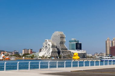 Kaohsiung, Tayvan - 01 Şubat 2024: Tayvan 'daki Kaohsiung Müzik Merkezi' nde plastik ördek