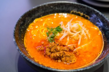 Restoranda baharatlı Japon eriştesi.