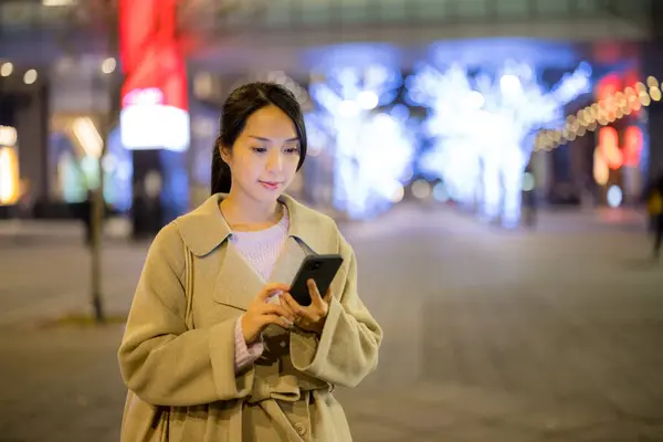 Жінка Використовує Мобільний Телефон Відкритому Повітрі — стокове фото
