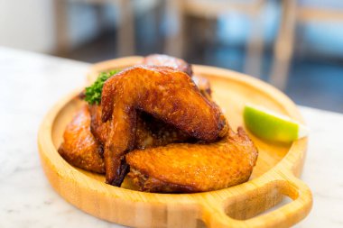 Ahşap tabakta ızgara tavuk kanadı.