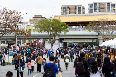 Taipei, Tayvan - 24 Şubat 2024: Yuanshan istasyonundaki sokak pazarı