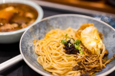 Kızarmış yumurta ve mantarlı baharatlı erişte.