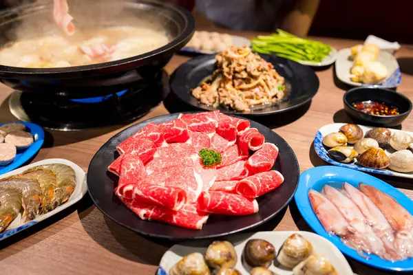 Hot Pot Mit Viel Essen Auf Dem Tisch — Stockfoto