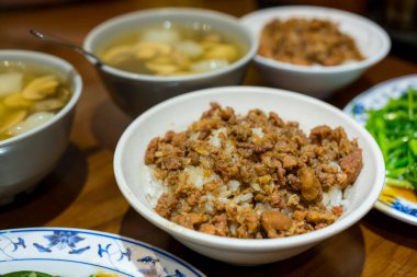 Tayvan mutfağı tatlı soya soslu kıymalı pilav.