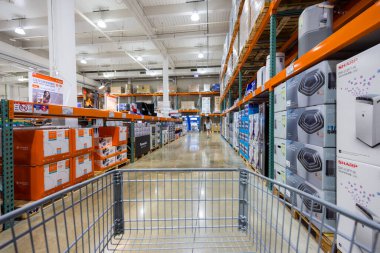 Tayvan - 30 Ekim 2023: Tayvan 'daki Costco mağazasının içinde alışveriş arabası