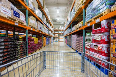 Tayvan - 30 Ekim 2023: Tayvan 'daki Costco mağazasının içi