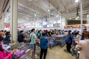 Tayvan - 30 Ekim 2023: Tayvan 'daki Costco mağazasının içi