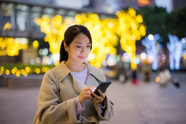 Азіатська Жінка Використовує Мобільний Телефон Місті Вночі — стокове фото
