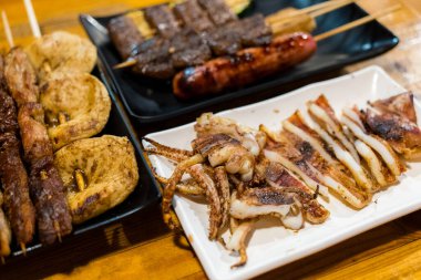 Yemekte çeşitli et şişleri var.