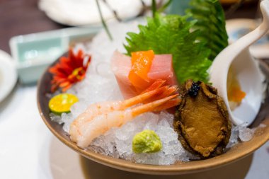 Restorandaki buzun üzerinde Japon saşimi.