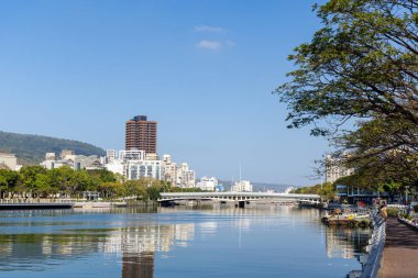 Kaohsiung, Tayvan - 01 Şubat 2024: Kaohsiung şehrinde nehir kenti
