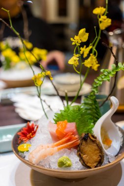 Restorandaki buzun üzerinde Japon saşimi.
