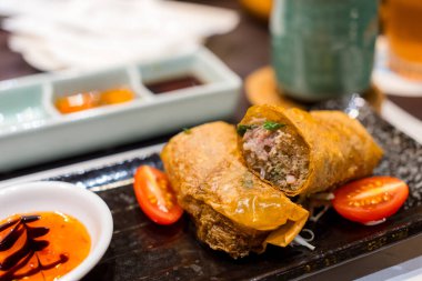 Restoranda domatesli patates kızartması.