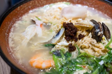 Restoranda deniz mahsulleri çorbası kasesi.