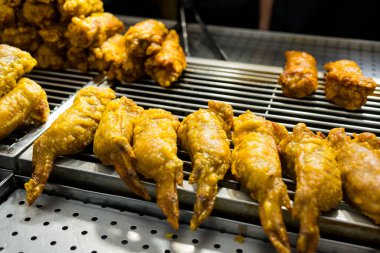 Kızarmış tavuk kanadı sokak pazarında satılıyor.