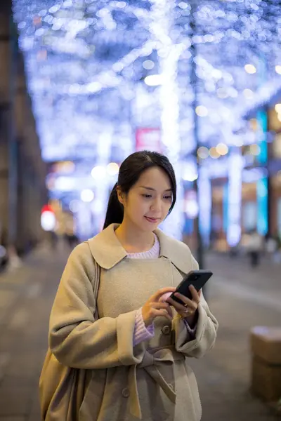 Бізнес Леді Дивиться Мобільний Телефон Місті Вночі — стокове фото