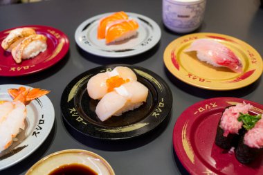 Tayvan - 15 Aralık 2023: Sushiro Japon restoranında Suşi Yemekleri 