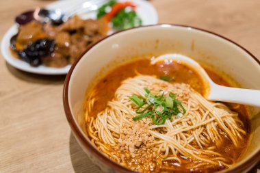 Şangay baharatlı şehriye çorbası kasesi restoranda. 