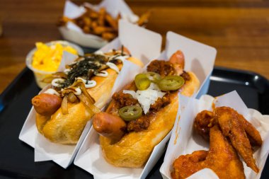 Farklı sosisli sandviç.