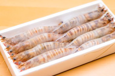 Köpük paketinde donmuş karides