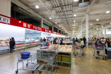 Tayvan - 30 Ekim 2023: Tayvan 'daki Costco mağazasının içi