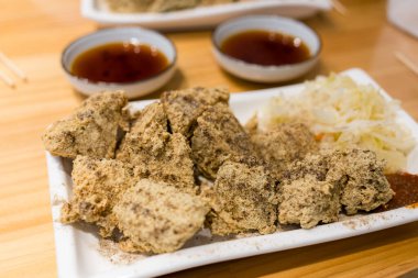 Tabakta kızartılmış pis kokulu tofu.