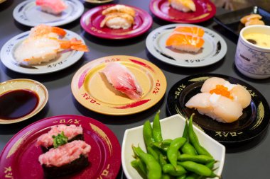 Tayvan - 15 Aralık 2023: Sushiro Japon restoranında Suşi Yemekleri 