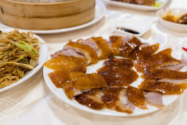 Çin lokantasında Pekin ördeği dilimi