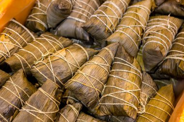 Islak pazarda pirinç köftesi satışı.