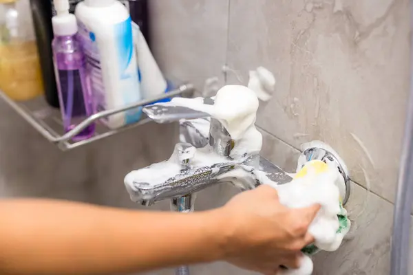 Limpeza Depósitos Manchas Água Dura Torneira Banho Banheiro — Fotografia de Stock