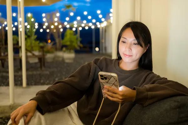 Mujer Utilizar Teléfono Móvil Resort Aire Libre —  Fotos de Stock