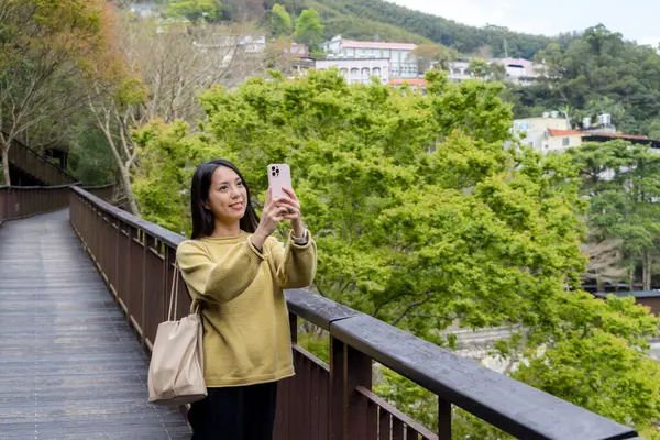 Turista Mujer Utilizar Teléfono Móvil Para Tomar Una Foto Sendero —  Fotos de Stock