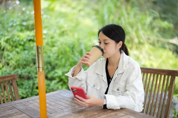 Kvinna Dricka Kaffe Och Använda Smart Telefon Utomhus Kafé Stockfoto